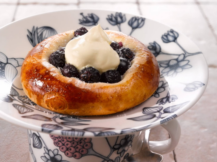 Finnish Blueberry Sweet Buns (Mustikkapulla)
